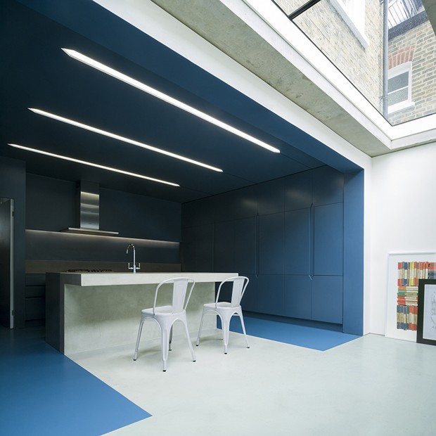 Azul e concreto modernizam anexo de clássica casa londrina (Foto: Divulgação)