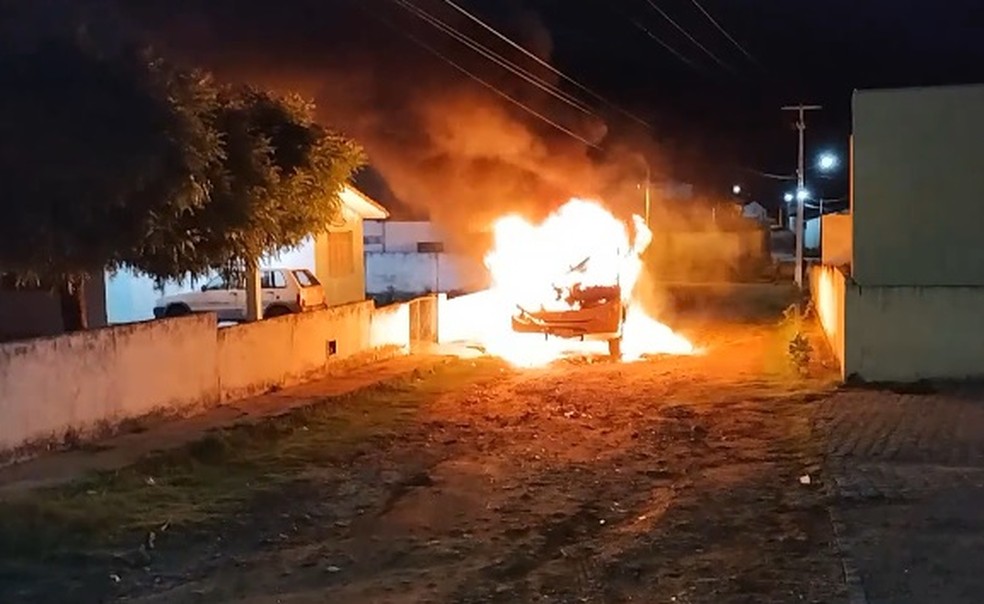 Em Florânia um ônibus escolar foi incendiado — Foto: Reprodução