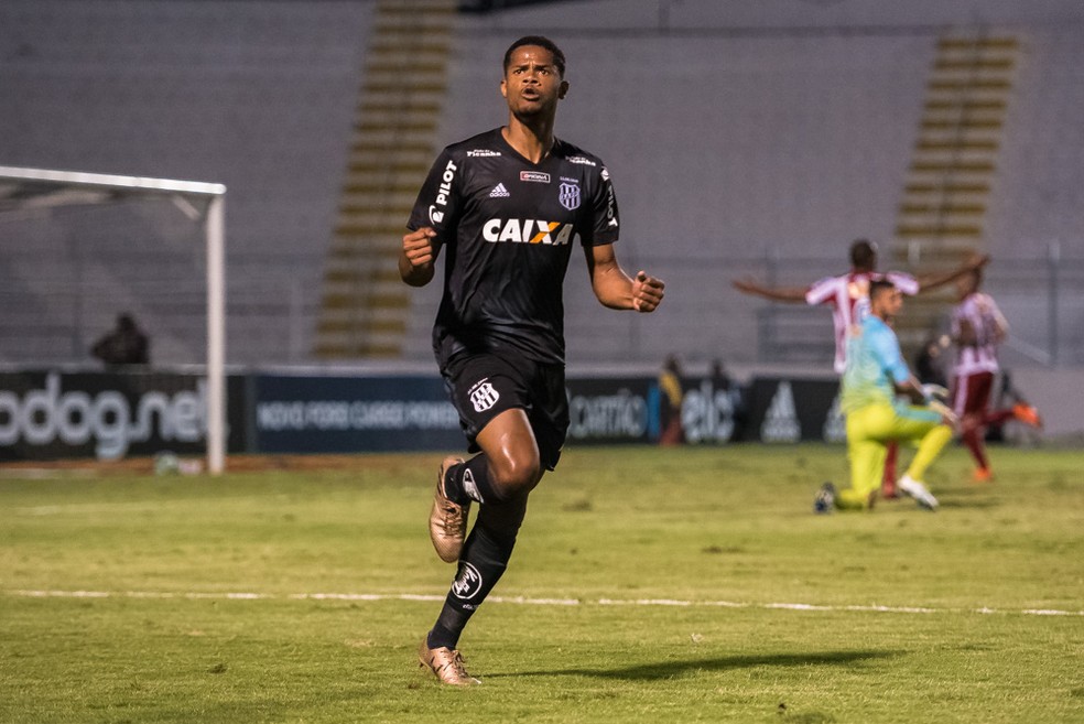 Junior Santos fez um dos gols da vitÃ³ria da Macaca por 3 a 0 (Foto: FÃ¡bio Leoni / PontePress)