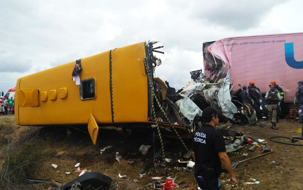 Frente de Ã´nibus envolvido em acidente ficou destruÃ­da apÃ³s batida com carreta na BR-116, na Bahia  â€” Foto: Madalena Braga/TV SubaÃ©