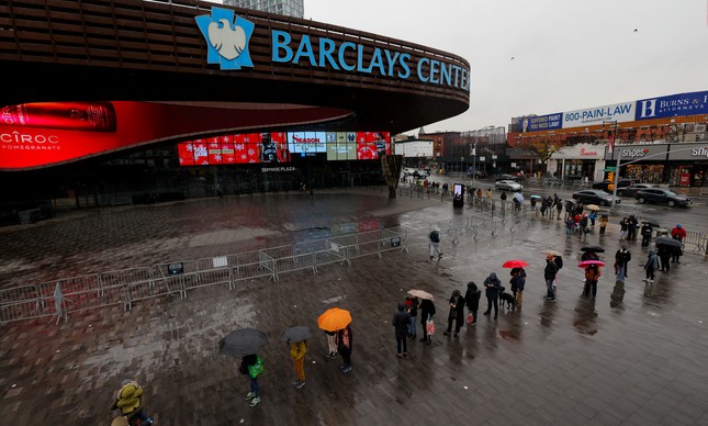 Fila para vacinação contra Covid-19 no Brooklyn, em Nova York