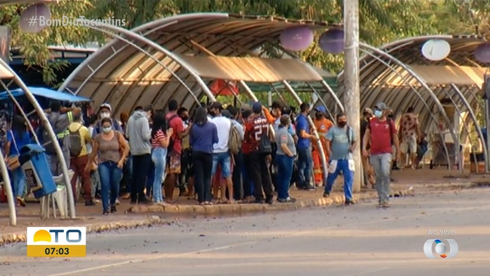 Passageiros ficam aglomerados após ônibus atrasarem em estação no centro de Palmas  Foto: Reprodução/TV Anhanguera