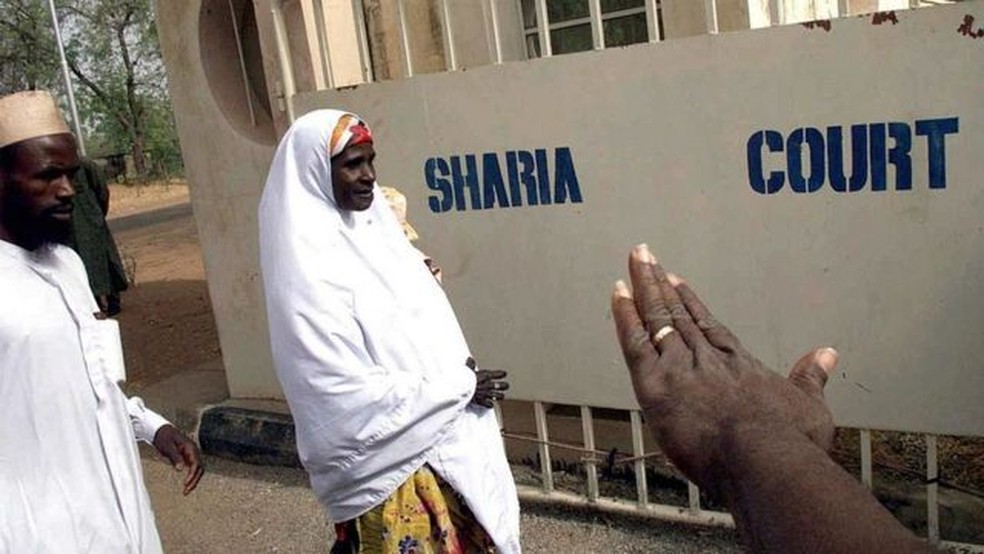 Safiya Hussaini foi acusada de adultério e condenada à morte por apedrejamento em 2002 no estado sharia nigeriano de Sokoto. Seu caso teve repercussão internacional e ela acabou sendo absolvida, mas muitas outras pessoas tiveram um destino pior — Foto: GETTY IMAGES/BBC