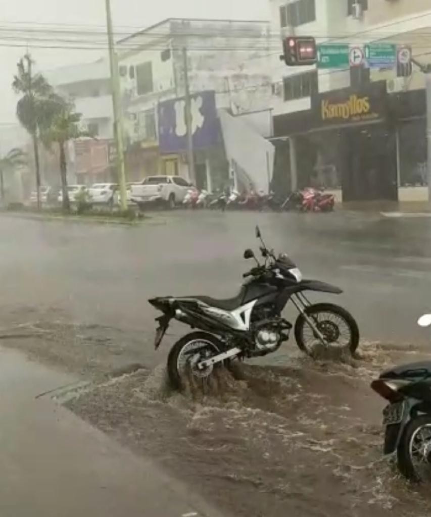 Força da chuva derruba placa de fachada de loja em avenida de Paraíso do Tocantins; veja vídeo