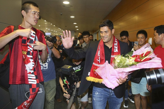 Hulk chega a China Shanghai SIPG (Foto: AP)