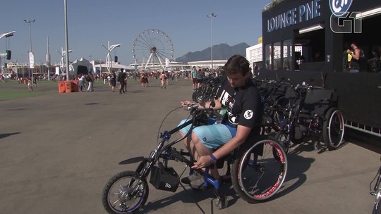 Cadeirantes utilizam triciclo motorizados gratuito para percorrer a Cidade do Rock