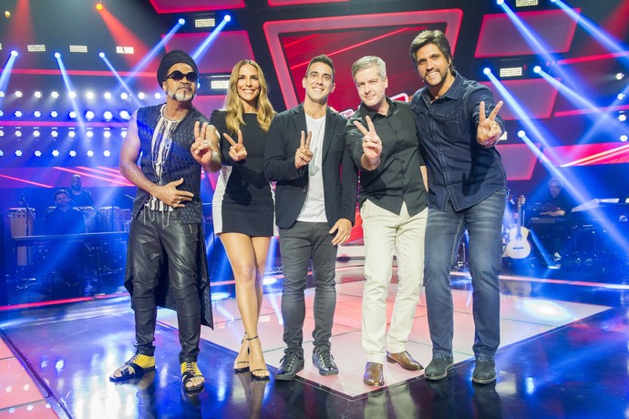 Carlinhos Brow, Ivete Sangalo, André Marques e a dupla Victor & Léo no palco do 'The Voice Kids' (Foto: Globo/João Miguel Jr.)