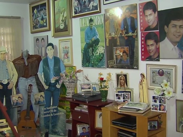 Casa de Apoio São Luiz conta com espaço destinado a pertences do cantor Leandro, em Aparecida de Goiânia, Goiás (Foto: Reprodução/ TV Anhanguera)