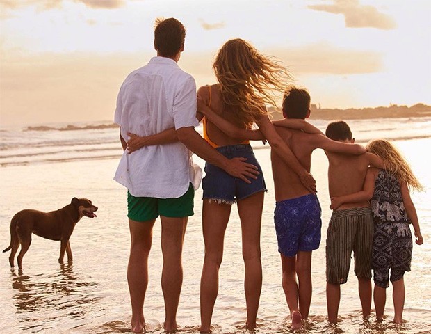 Gisele Bündchen e Tom Brady em inusitada foto de família (Foto: Reprodução/Instagram)