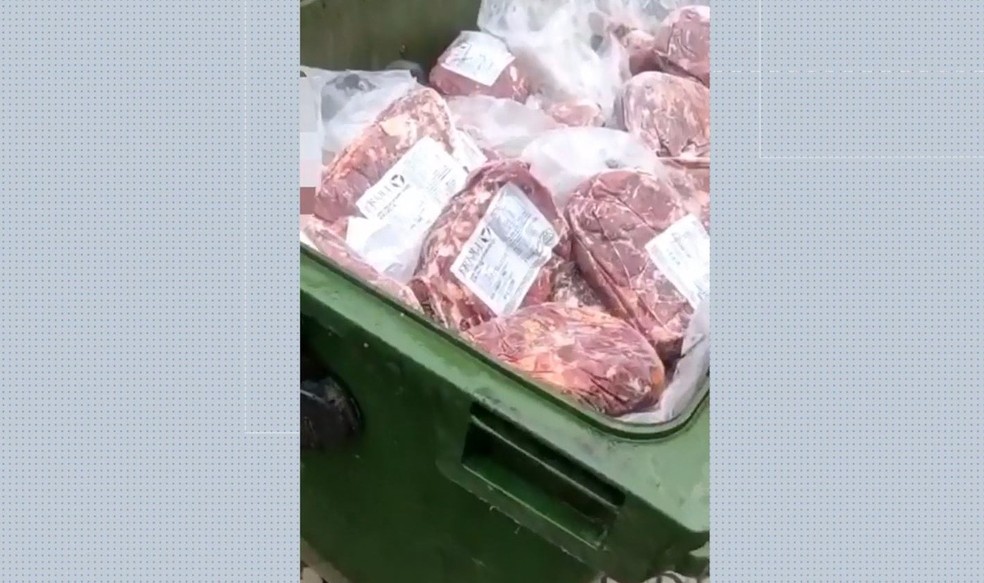 Após denúncia, mais de 200 kg de carne imprópria ao consumo vão para o lixo em hospital do ES — Foto: Reprodução TV Gazeta