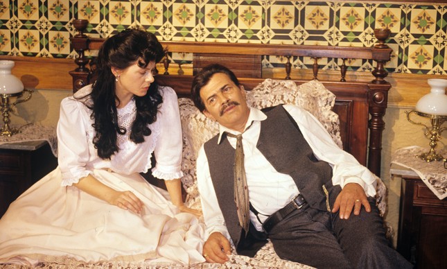 Tarcísio Meira e Vera Fischer na minissérie 'Desejo', de 1980