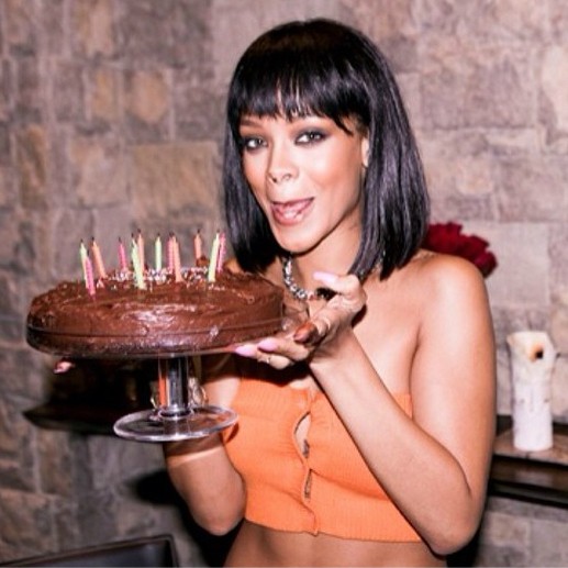 Ri-ri e seu bolo de aniversário. (Foto: Instagram)