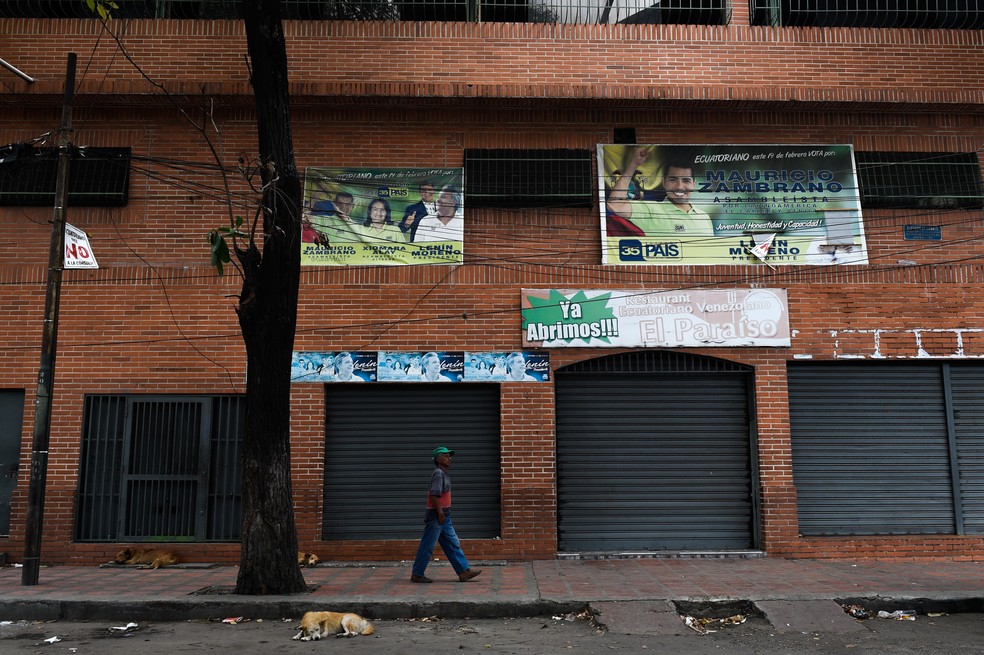 Homem passa em frente Ã  boate 'Los Cotorros', onde 17 pessoas morreram apÃ³s alguÃ©m ativar uma bomba de gÃ¡s lacrimogÃªneo (Foto: Federico Parra/AFP)