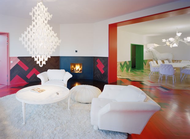 Apartamento colorido usa apenas móveis brancos na decoração (Foto: Åke E:son Lindman)