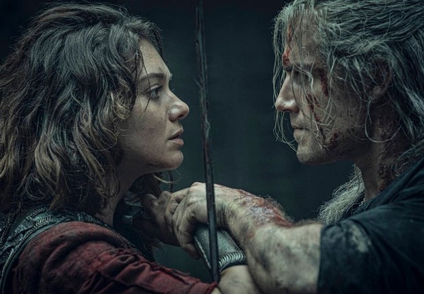 Henry Cavill (dir.) com Emma Appleton (esq.) em The Witcher (Foto: Divulgação/Netflix)