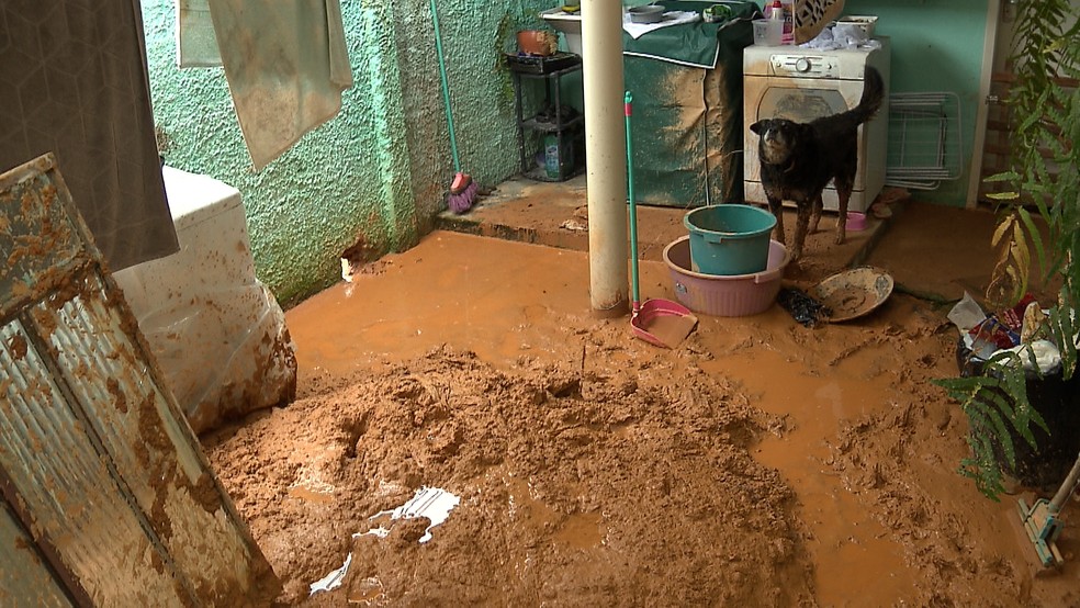 Cano de água estoura e destrói parte de casa na véspera de Natal em Araucária — Foto: Reprodução/RPC