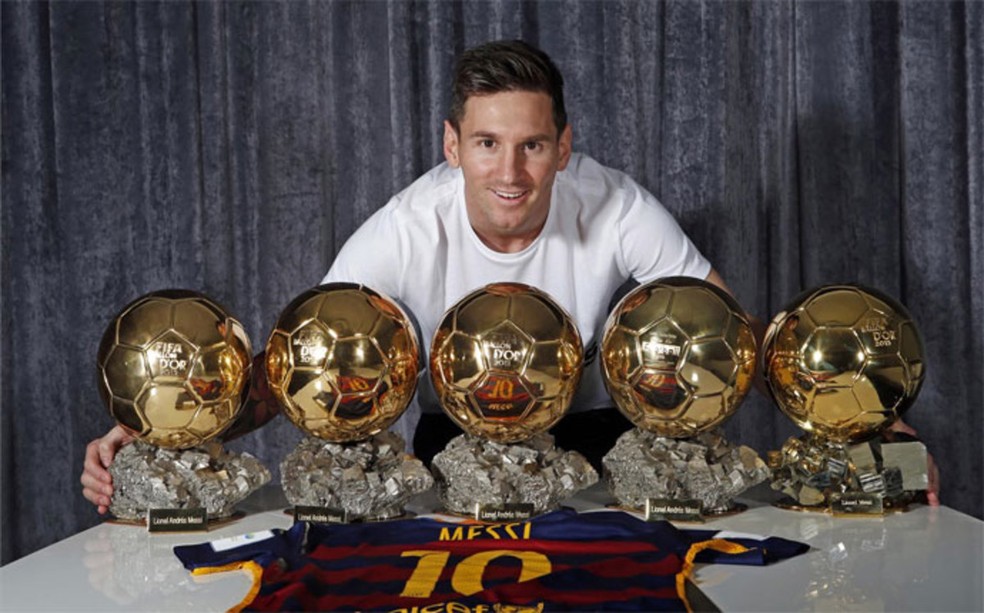 Messi com as cinco Bolas de Ouro já conquistadas (Foto: Reprodução / Site Oficial)