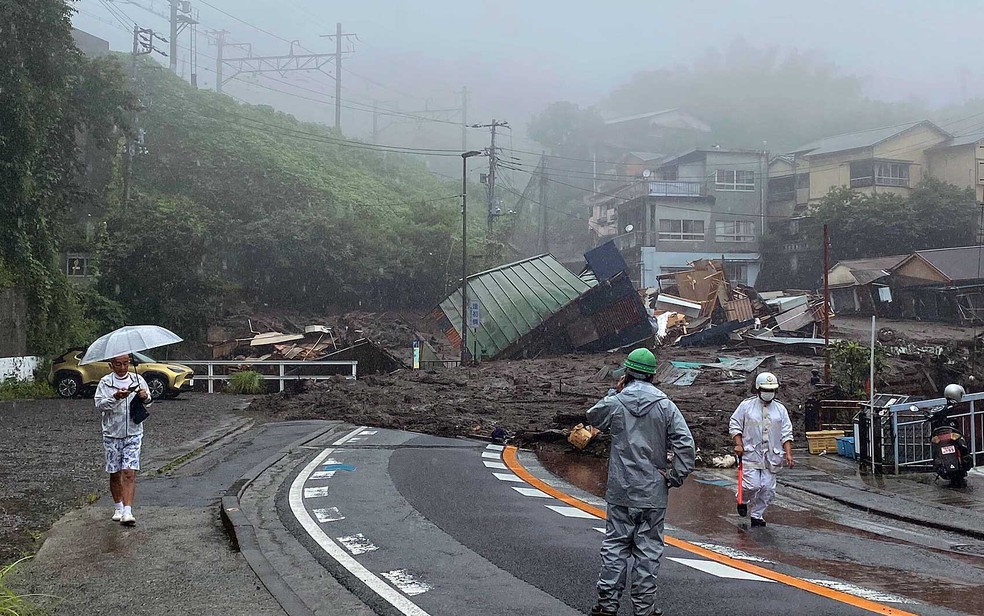Estrada está coberta por lama e escombros após deslizamento de terra em Atami, na região de Shizuoka — Foto: Satoru Watanabe / via AP Photo