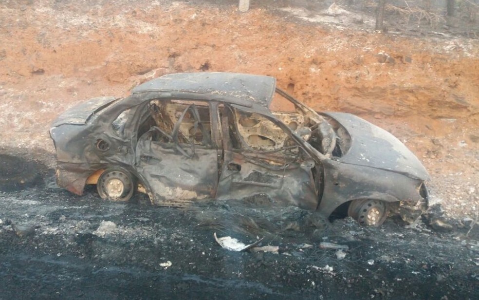 Entre os envolvidos, está um carro de passeio, que ficou destruído (Foto: Divulgação/PRF)