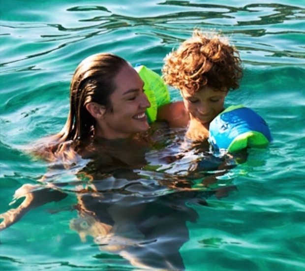 Candice Swanepoel e filho (Foto: Reprodução / Instagram)
