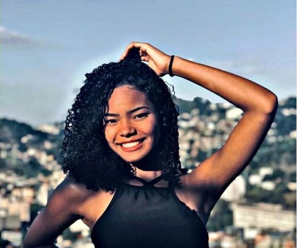 A jovem Carla Vieira, de 20 anos, sonha ser fotógrafa — Foto: Reprodução redes sociais