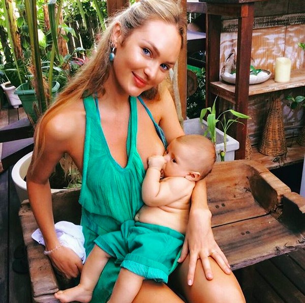 A modelo sul-africana Candice Swanepoel amamentando seu segundo filho (Foto: Instagram)