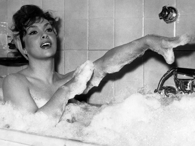 Em dezembro de 1957, Gina Lollobrigida toma banho de banheira em cena do filme 'Anna from Brooklyn'. Ela faz 85 anos nesta quarta-feira (4) (Foto: AP Photo/Walter Attenni)