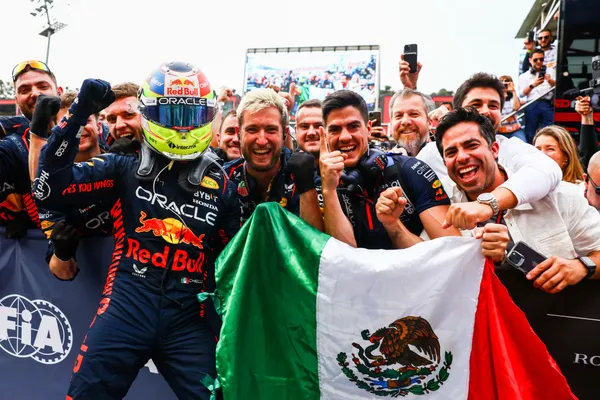 Sergio Pérez e RBR comemoram vitória no GP do Azerbaijão e a quarta da equipe em 2023 — Foto: Mark Thompson/Getty Images