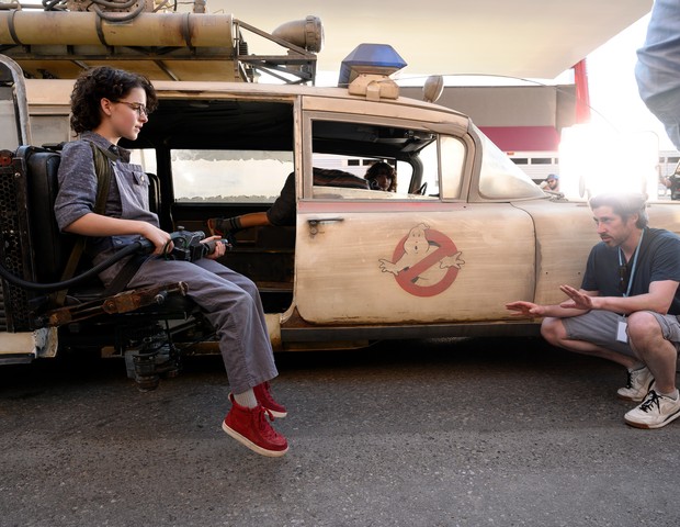 Director Jason Reitman with Mckenna Grace in the new Ecto-1 jumpseat on the set of GHOSTBUSTERS: AFTERLIFE. (Foto: Divulgação)