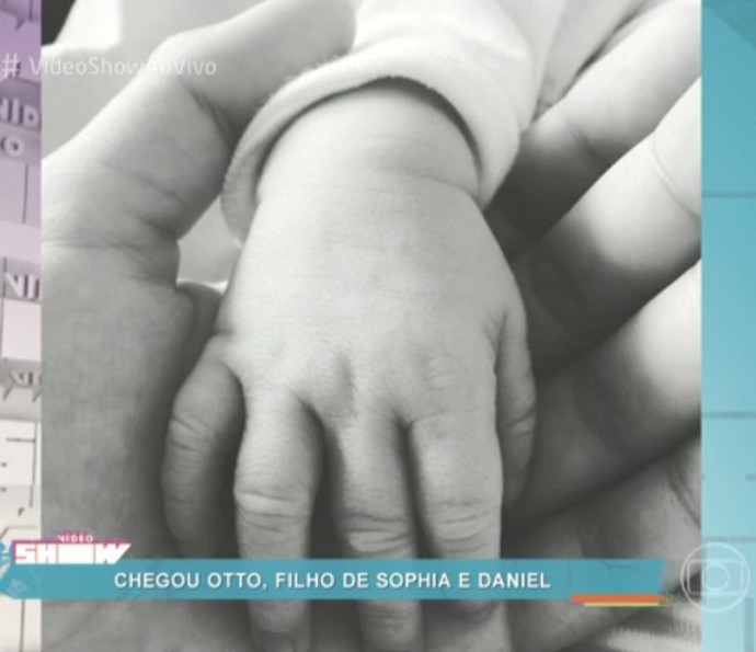 Vídeo Show mostrou foto de Sophie Charlotte segurando a mão do filho Otto (Foto: TV Globo)
