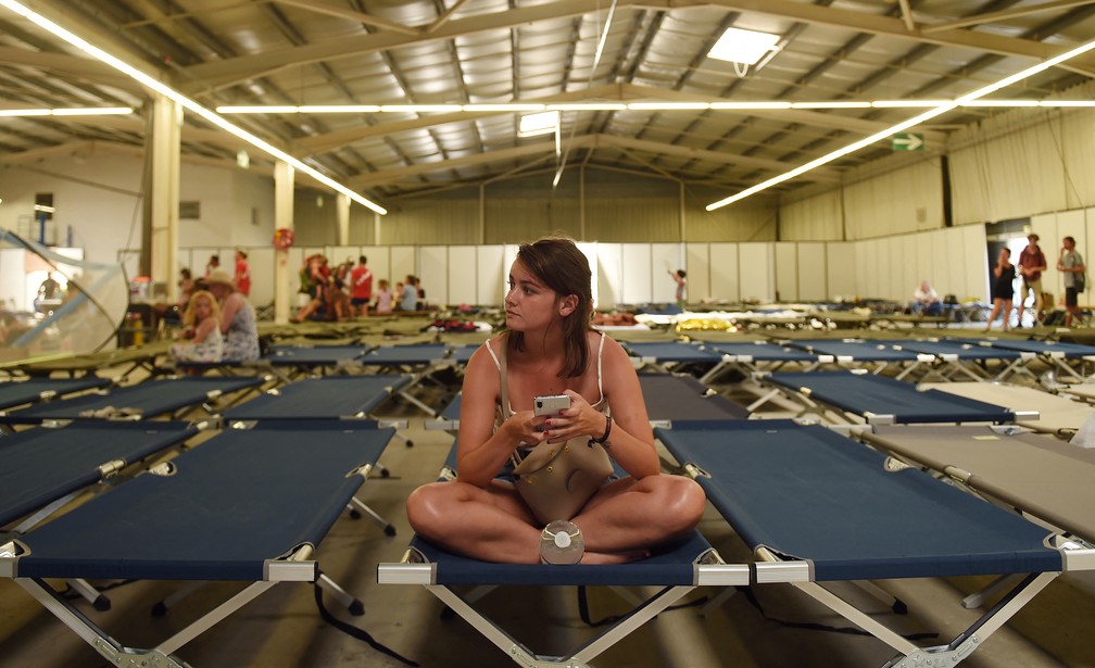 Turistas descansam em centro de evacuação no sudoeste da França. Mais de 10 mil pessoas, entre moradores e turistas, já foram retirados de residências e acampamentos na região. — Foto: Gaizka Iroz/AFP