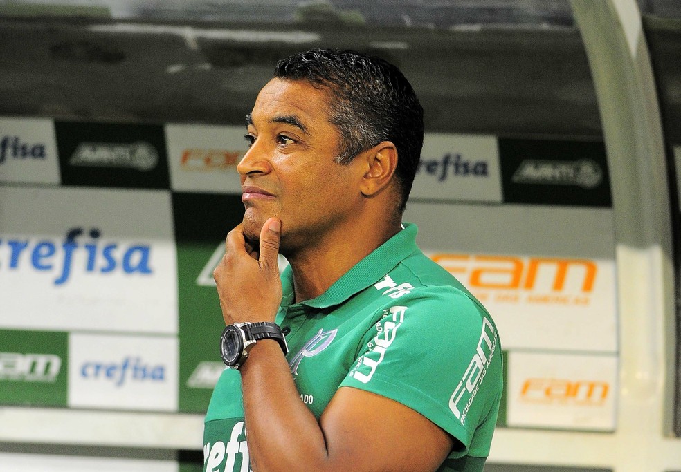 Roger Machado durante a partida contra o São Caetano (Foto: Marcos Ribolli)