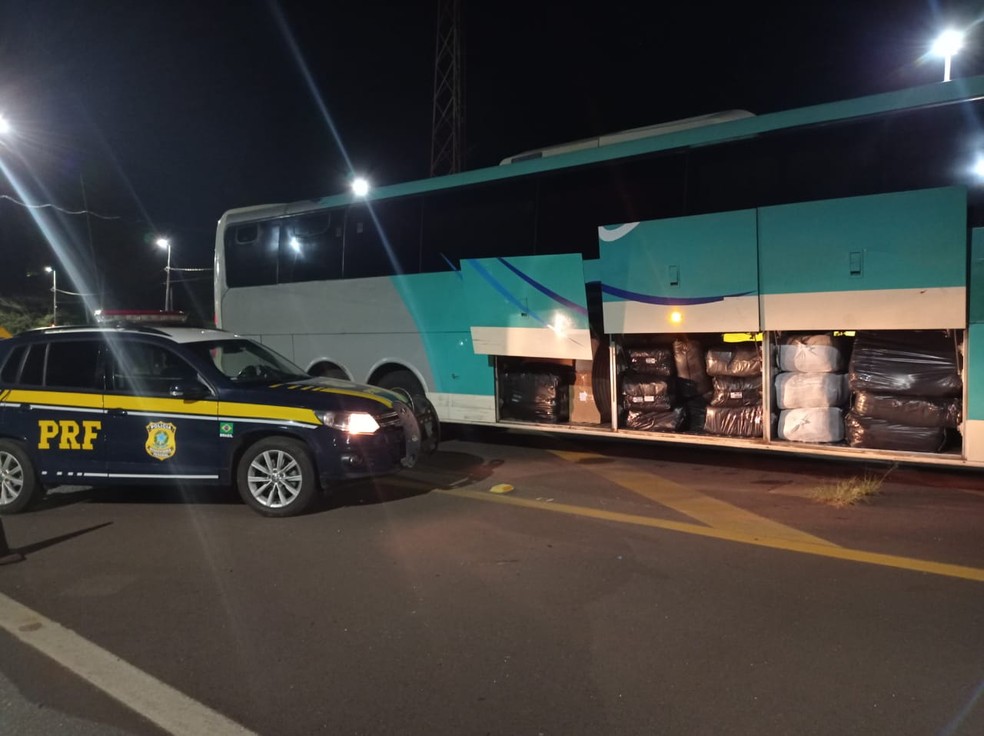 Polícia Rodoviária apreende ônibus com grande quantidade de mercadoria falsa sem nota fiscal em Ourinhos — Foto: Polícia Rodoviária Federal /Divulgação