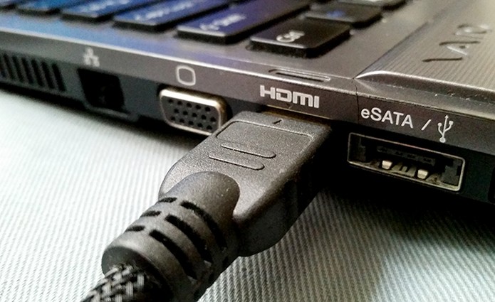 Plugue o cabo com duas pontas HDMI no computador e na TV (Foto: Barbara Mannara/TechTudo)