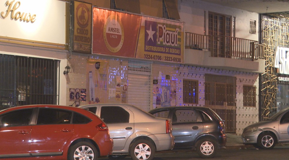 Mulher é assaltada em bar de Brasília — Foto: TV Globo/Reprodução