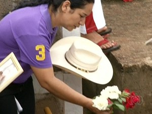 Mãe de Loanne faz última homenagem à filha durante enterro, em Pirenópolis, Goiás (Foto: Reprodução/TV Anhanguera)