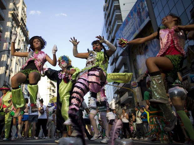 Murgas do carnaval argentino em Buenos Aires (Foto: Natacha Pisarenko/AP Photo)