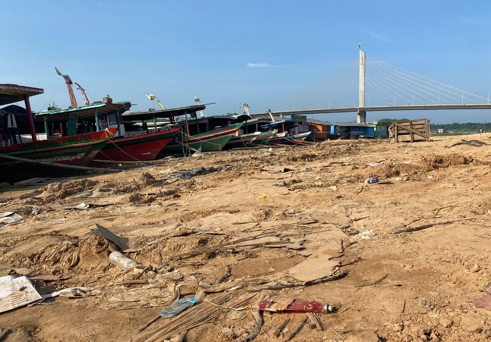 Com seca, sujeira às margens do Rio Juruá é motivo de preocupação  — Foto: Bruno Vinícius/Rede Amazônica Acre