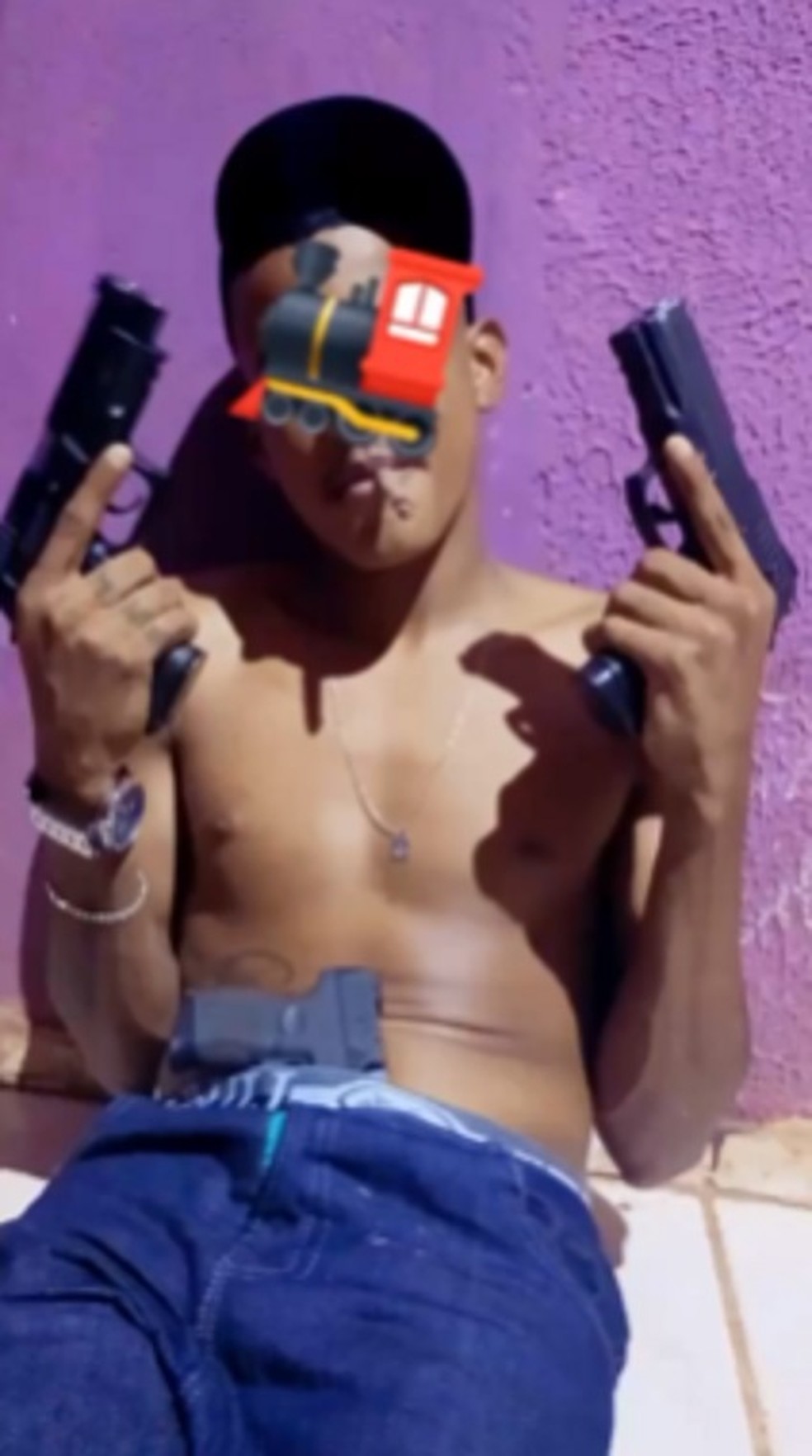 Um dos mortos ostenta com armas — Foto: Reprodução