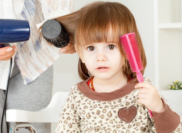 Crianças devem ficar longe do secador de cabelos (Foto: Thinkstock)