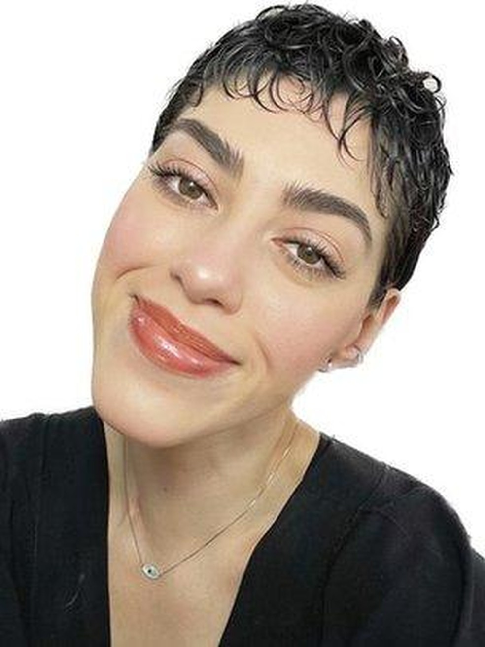 Fernanda hoje, quase um ano e meio após o início dos primeiros sintomas do linfoma de Hodgkin — Foto: Arquivo pessoal/Via BBC