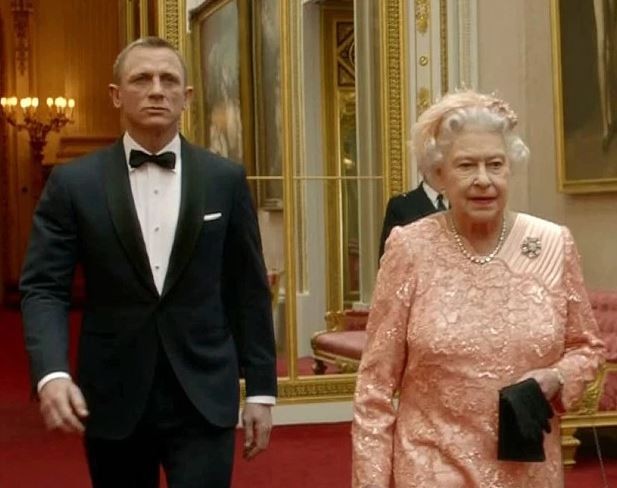 Daniel Craig e a Rainha Elizabeth II em homenagem a James Bond na abertura dos Jogos Olímpicos de Londres em 2012 (Foto: reprodução)