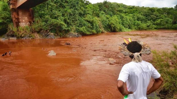 Homem observa Rio Paraopeba, afetado pelos rejeitos de mineração após rompimento de barragem da Vale (Foto: Lucas Hallel/Ascom Funai)