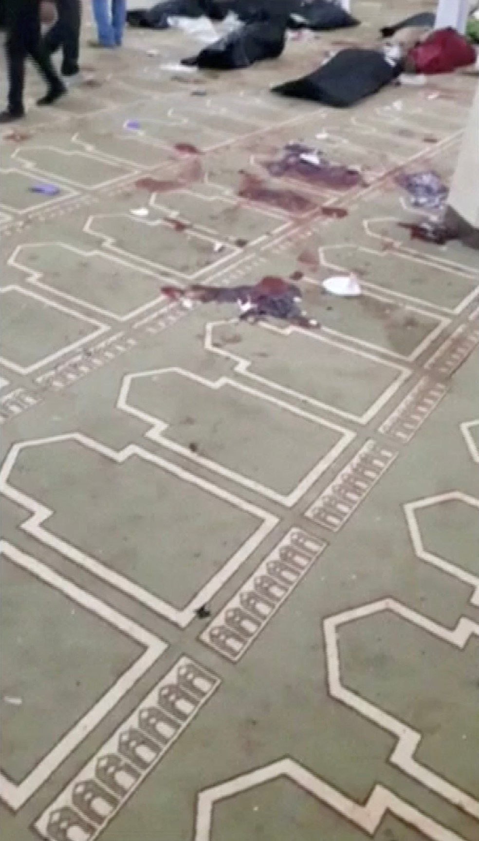 Manchas de sangue no chão da mesquita atacada no Egito (Foto: Reuters)