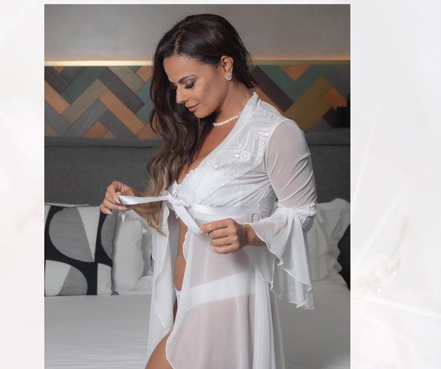 Viviane Araujo posa de lingerie branca (Foto: Reprodução/Instagram)