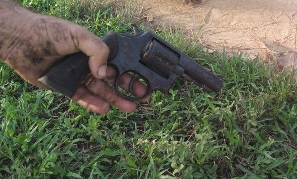 Um revólver calibre .38 que estava com o bando foi apreendido (Foto: Polícia Militar/Divulgação)