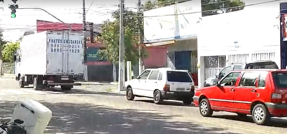 Suspeito de assalto foi morto por pessoa não identificada que perseguiu dupla, no bairro Alecrim. — Foto: Reprodução/Inter TV Cabugi