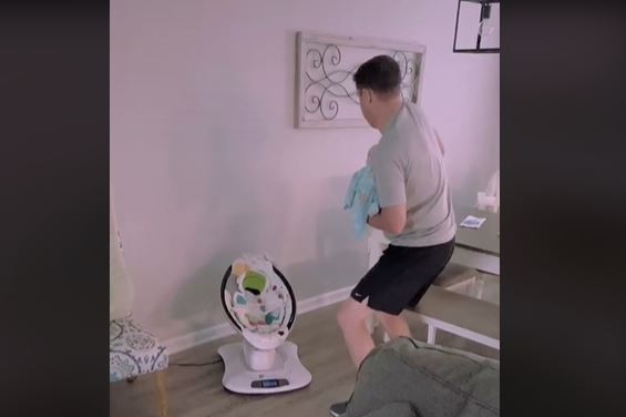 Para manter a ‘aterrissagem’ e o bebê não perceber a mudança de movimentos, o marido de Jordan move todo o corpo imitando o movimento do berço (Foto: Reprodução/TikTok @jordangilliam2)