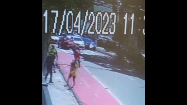 Aposentada  agredida por casal e tem fezes de cachorro esfregadas no rosto