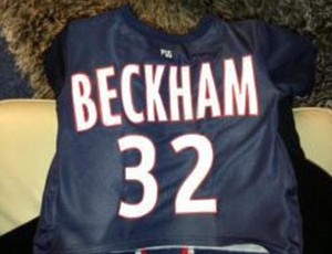 Beckham mostra camisa da filha Harper (Foto: Reprodução/Facebook)